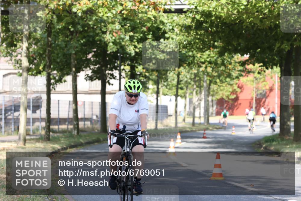11.08.2024 - GEWOBA Citytriathlon Bremen H.Heesch http://msf.ph/oto/6769051 11.08.2024 10:25:30 Radfahren 13, 28, 83, 111 meine-sportfotos.de