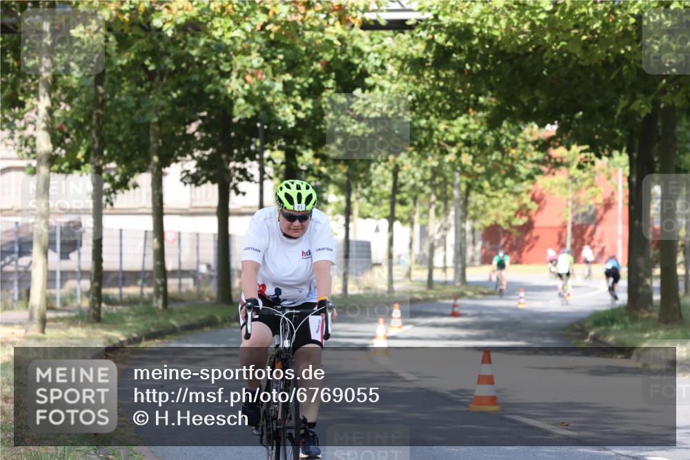 11.08.2024 - GEWOBA Citytriathlon Bremen H.Heesch http://msf.ph/oto/6769055 11.08.2024 10:25:30 Radfahren 13, 28, 83, 111 meine-sportfotos.de