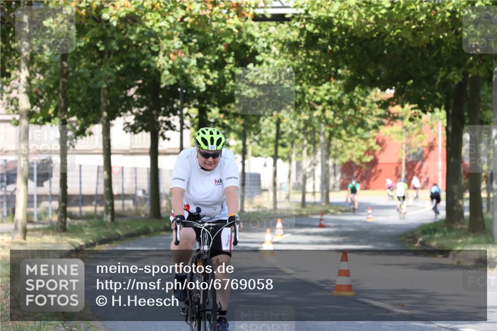 11.08.2024 - GEWOBA Citytriathlon Bremen H.Heesch http://msf.ph/oto/6769058 11.08.2024 10:25:31 Radfahren 13, 28, 83, 111 meine-sportfotos.de