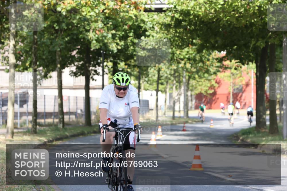 11.08.2024 - GEWOBA Citytriathlon Bremen H.Heesch http://msf.ph/oto/6769063 11.08.2024 10:25:31 Radfahren 13, 28, 83, 111 meine-sportfotos.de