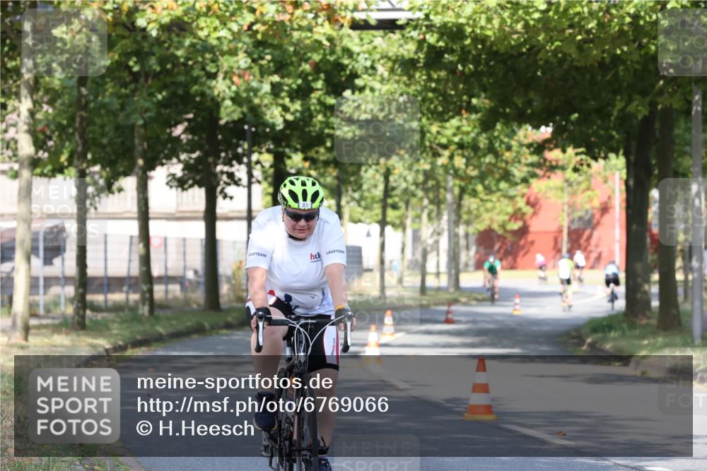 11.08.2024 - GEWOBA Citytriathlon Bremen H.Heesch http://msf.ph/oto/6769066 11.08.2024 10:25:31 Radfahren 13, 28, 83, 111 meine-sportfotos.de