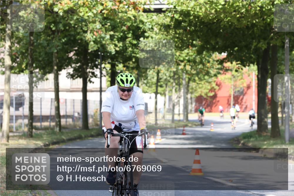 11.08.2024 - GEWOBA Citytriathlon Bremen H.Heesch http://msf.ph/oto/6769069 11.08.2024 10:25:31 Radfahren 13, 28, 83, 111 meine-sportfotos.de