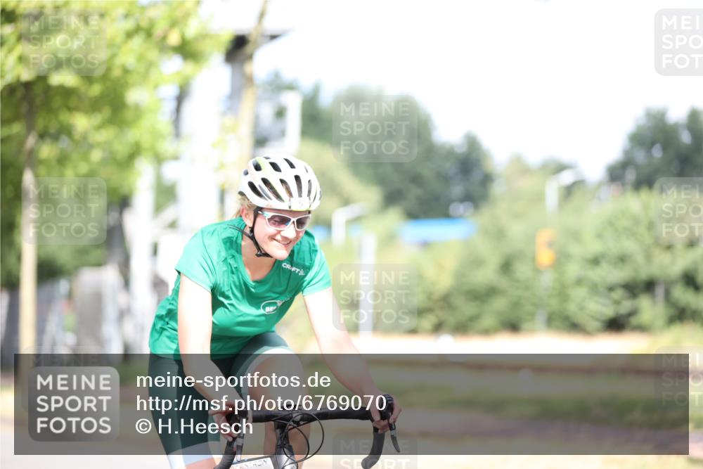 11.08.2024 - GEWOBA Citytriathlon Bremen H.Heesch http://msf.ph/oto/6769070 11.08.2024 10:42:02 Radfahren 5, 75, 102 meine-sportfotos.de