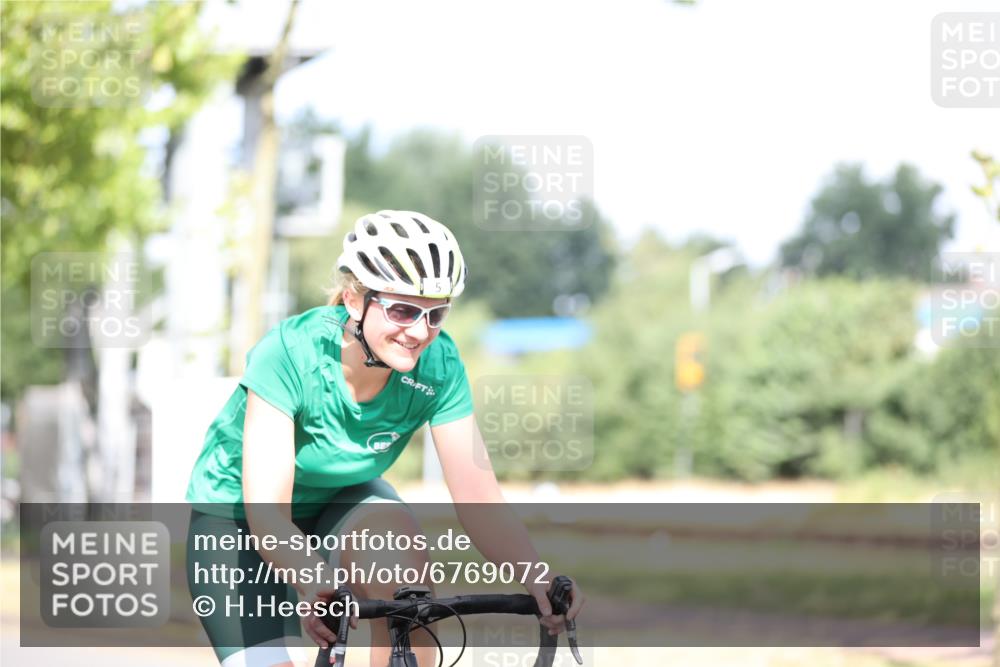 11.08.2024 - GEWOBA Citytriathlon Bremen H.Heesch http://msf.ph/oto/6769072 11.08.2024 10:42:02 Radfahren 5, 75, 102 meine-sportfotos.de