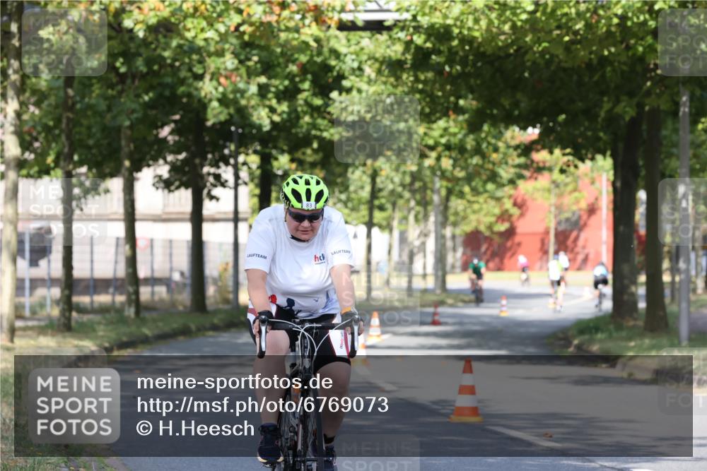 11.08.2024 - GEWOBA Citytriathlon Bremen H.Heesch http://msf.ph/oto/6769073 11.08.2024 10:25:31 Radfahren 13, 28, 83, 111 meine-sportfotos.de