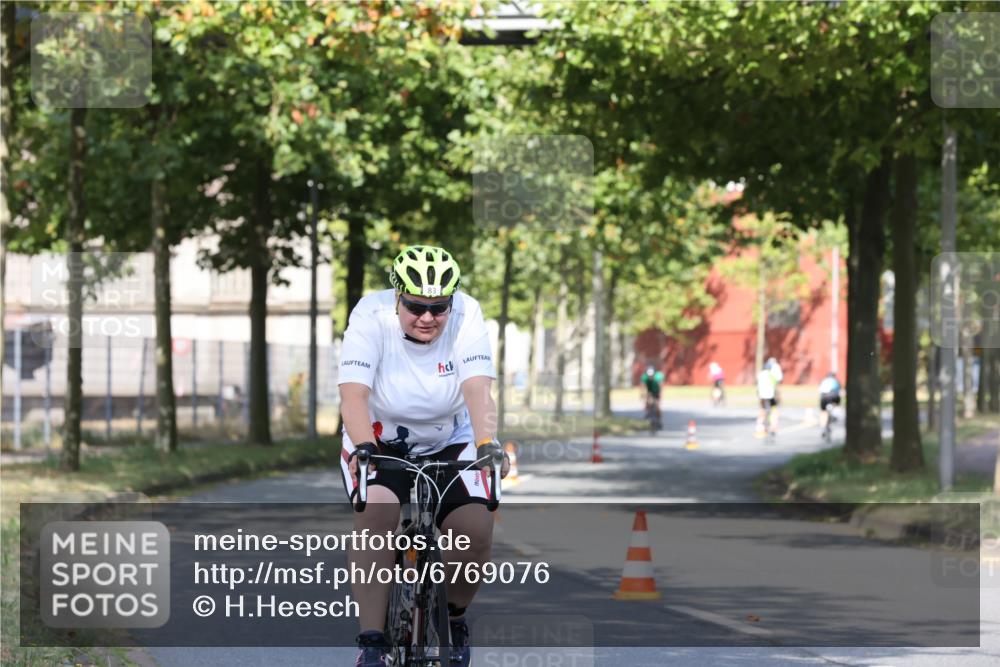 11.08.2024 - GEWOBA Citytriathlon Bremen H.Heesch http://msf.ph/oto/6769076 11.08.2024 10:25:31 Radfahren 13, 28, 83, 111 meine-sportfotos.de