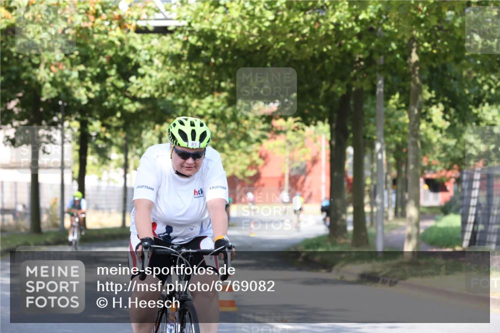 11.08.2024 - GEWOBA Citytriathlon Bremen H.Heesch http://msf.ph/oto/6769082 11.08.2024 10:25:31 Radfahren 13, 28, 83, 111 meine-sportfotos.de