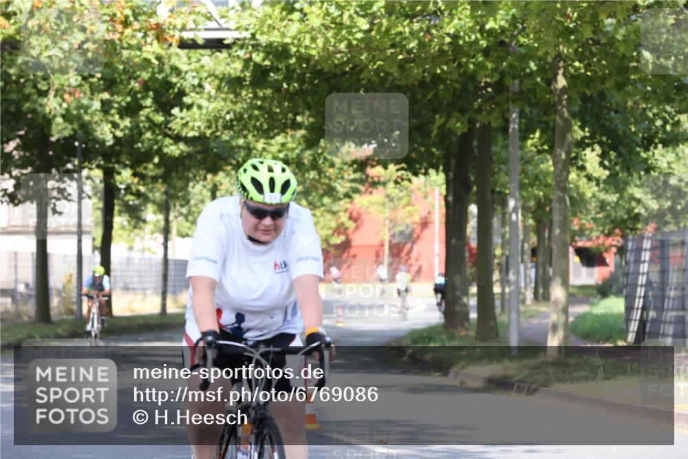 11.08.2024 - GEWOBA Citytriathlon Bremen H.Heesch http://msf.ph/oto/6769086 11.08.2024 10:25:31 Radfahren 13, 28, 83, 111 meine-sportfotos.de