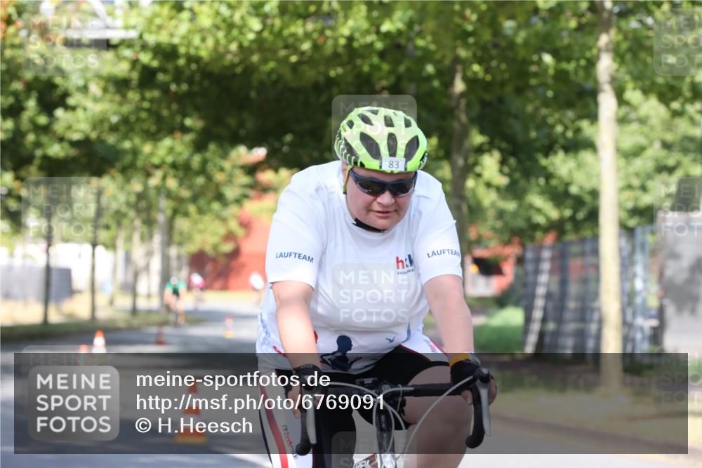 11.08.2024 - GEWOBA Citytriathlon Bremen H.Heesch http://msf.ph/oto/6769091 11.08.2024 10:25:32 Radfahren 13, 28, 83, 111 meine-sportfotos.de