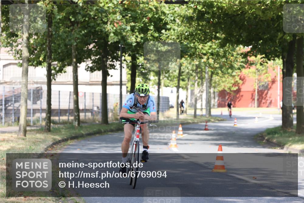 11.08.2024 - GEWOBA Citytriathlon Bremen H.Heesch http://msf.ph/oto/6769094 11.08.2024 10:25:36 Radfahren 13, 83, 111 meine-sportfotos.de