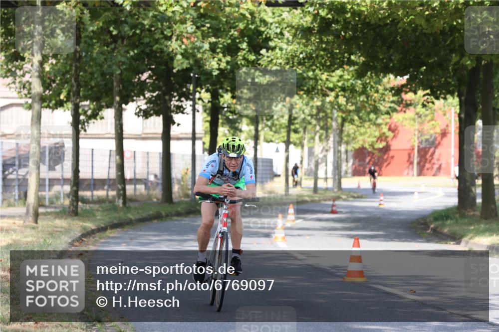 11.08.2024 - GEWOBA Citytriathlon Bremen H.Heesch http://msf.ph/oto/6769097 11.08.2024 10:25:36 Radfahren 13, 83, 111 meine-sportfotos.de
