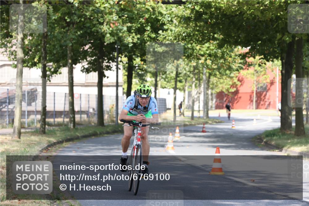 11.08.2024 - GEWOBA Citytriathlon Bremen H.Heesch http://msf.ph/oto/6769100 11.08.2024 10:25:36 Radfahren 13, 83, 111 meine-sportfotos.de