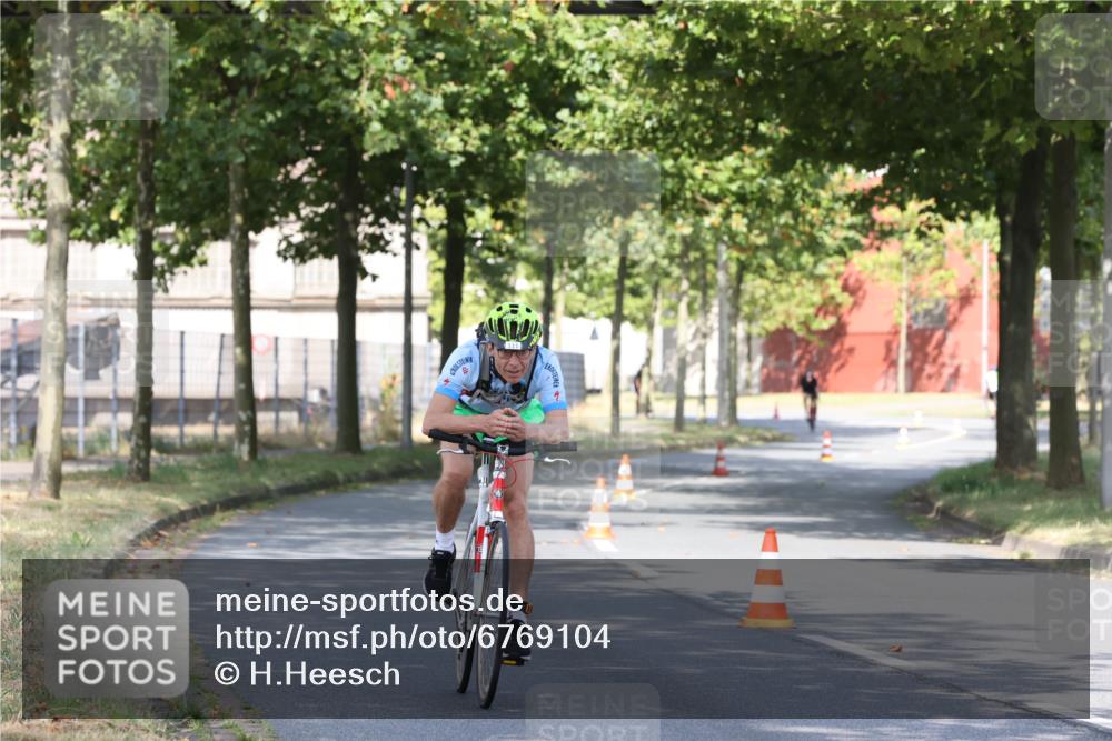 11.08.2024 - GEWOBA Citytriathlon Bremen H.Heesch http://msf.ph/oto/6769104 11.08.2024 10:25:36 Radfahren 13, 83, 111 meine-sportfotos.de