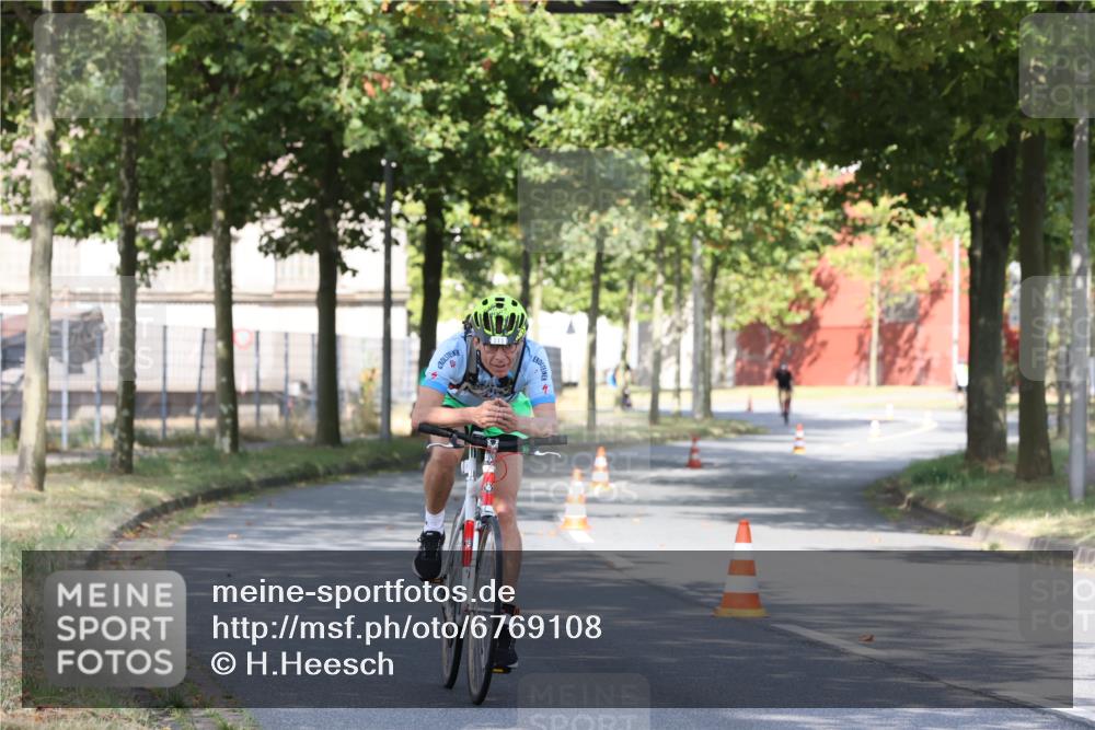 11.08.2024 - GEWOBA Citytriathlon Bremen H.Heesch http://msf.ph/oto/6769108 11.08.2024 10:25:36 Radfahren 13, 83, 111 meine-sportfotos.de