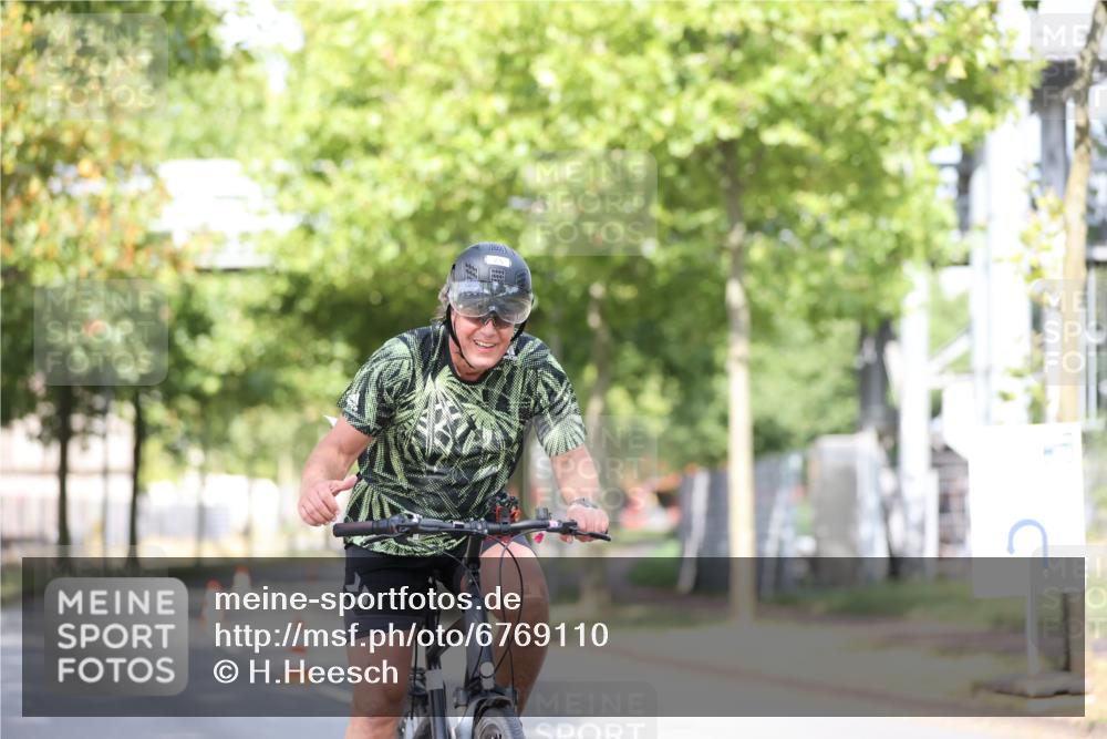 11.08.2024 - GEWOBA Citytriathlon Bremen H.Heesch http://msf.ph/oto/6769110 11.08.2024 10:42:09 Radfahren 5, 22, 75 meine-sportfotos.de