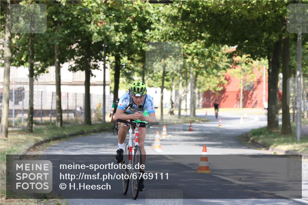 11.08.2024 - GEWOBA Citytriathlon Bremen H.Heesch http://msf.ph/oto/6769111 11.08.2024 10:25:36 Radfahren 13, 83, 111 meine-sportfotos.de