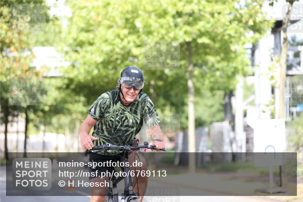 11.08.2024 - GEWOBA Citytriathlon Bremen H.Heesch http://msf.ph/oto/6769113 11.08.2024 10:42:09 Radfahren 5, 22, 75 meine-sportfotos.de
