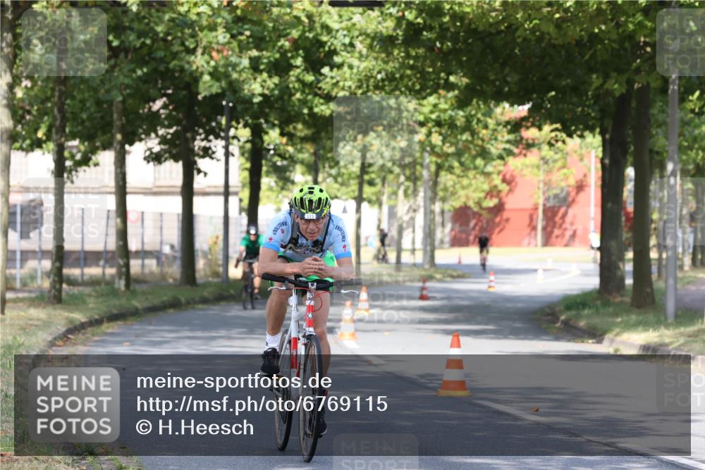 11.08.2024 - GEWOBA Citytriathlon Bremen H.Heesch http://msf.ph/oto/6769115 11.08.2024 10:25:36 Radfahren 13, 83, 111 meine-sportfotos.de