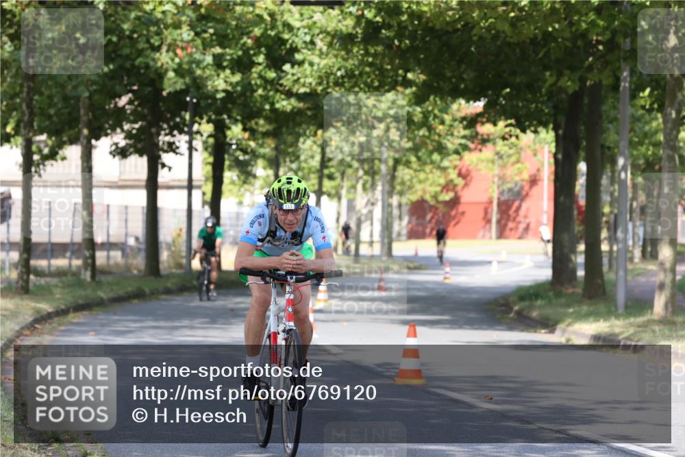 11.08.2024 - GEWOBA Citytriathlon Bremen H.Heesch http://msf.ph/oto/6769120 11.08.2024 10:25:36 Radfahren 13, 83, 111 meine-sportfotos.de