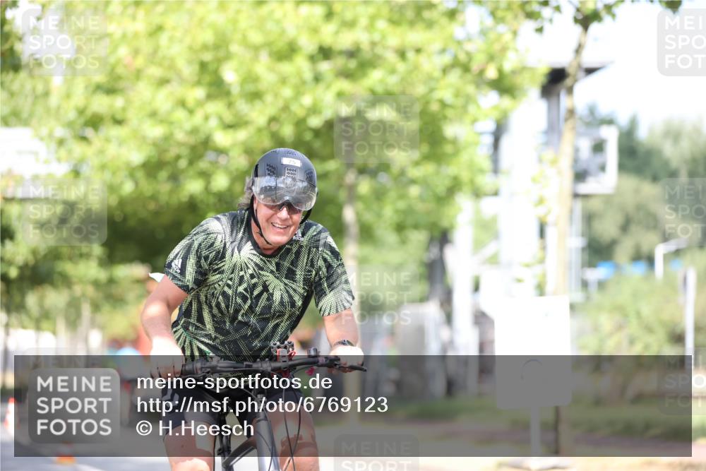 11.08.2024 - GEWOBA Citytriathlon Bremen H.Heesch http://msf.ph/oto/6769123 11.08.2024 10:42:09 Radfahren 5, 22, 75 meine-sportfotos.de