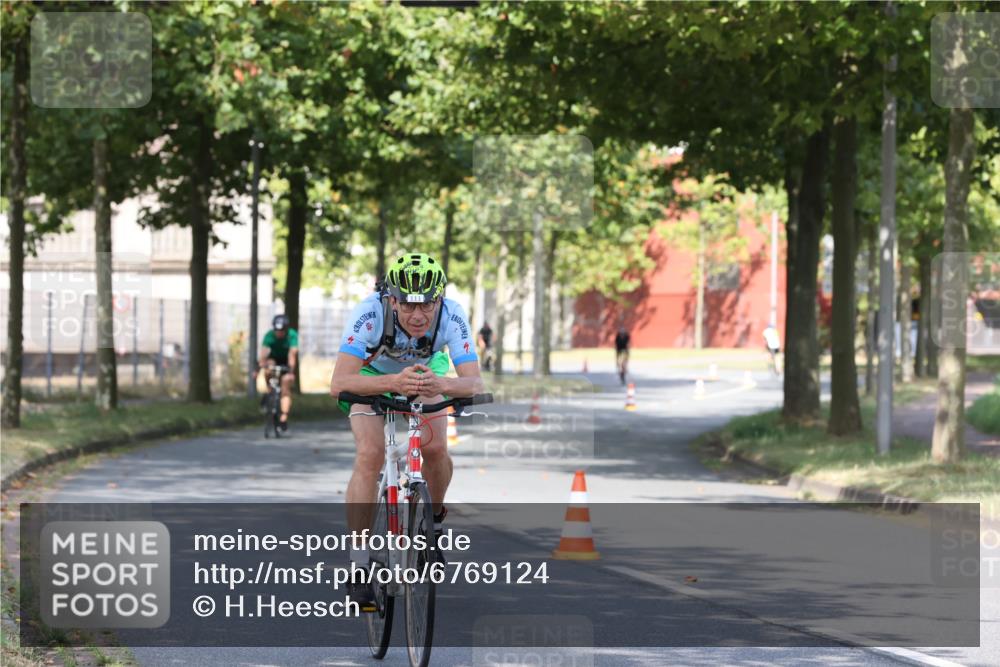 11.08.2024 - GEWOBA Citytriathlon Bremen H.Heesch http://msf.ph/oto/6769124 11.08.2024 10:25:36 Radfahren 13, 83, 111 meine-sportfotos.de