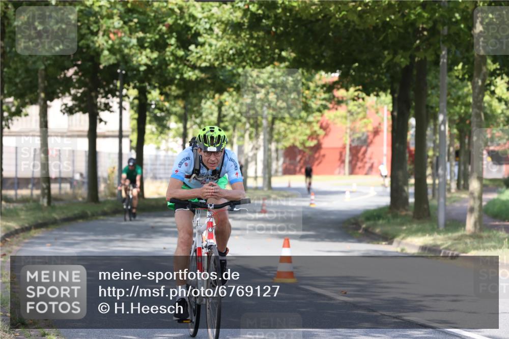 11.08.2024 - GEWOBA Citytriathlon Bremen H.Heesch http://msf.ph/oto/6769127 11.08.2024 10:25:36 Radfahren 13, 83, 111 meine-sportfotos.de