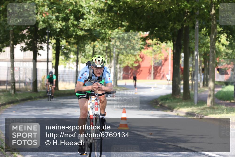 11.08.2024 - GEWOBA Citytriathlon Bremen H.Heesch http://msf.ph/oto/6769134 11.08.2024 10:25:36 Radfahren 13, 83, 111 meine-sportfotos.de
