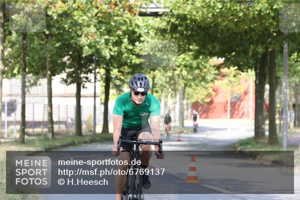 11.08.2024 - GEWOBA Citytriathlon Bremen H.Heesch http://msf.ph/oto/6769137 11.08.2024 10:25:42 Radfahren 12, 13, 93, 111 meine-sportfotos.de