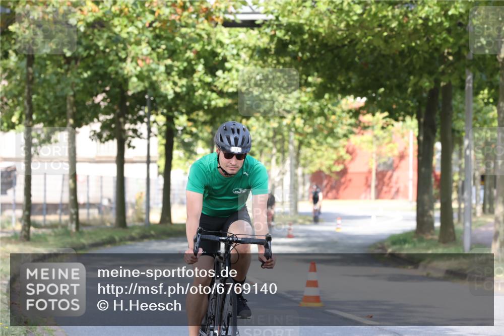11.08.2024 - GEWOBA Citytriathlon Bremen H.Heesch http://msf.ph/oto/6769140 11.08.2024 10:25:42 Radfahren 12, 13, 93, 111 meine-sportfotos.de