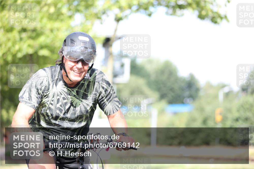 11.08.2024 - GEWOBA Citytriathlon Bremen H.Heesch http://msf.ph/oto/6769142 11.08.2024 10:42:09 Radfahren 5, 22, 75 meine-sportfotos.de