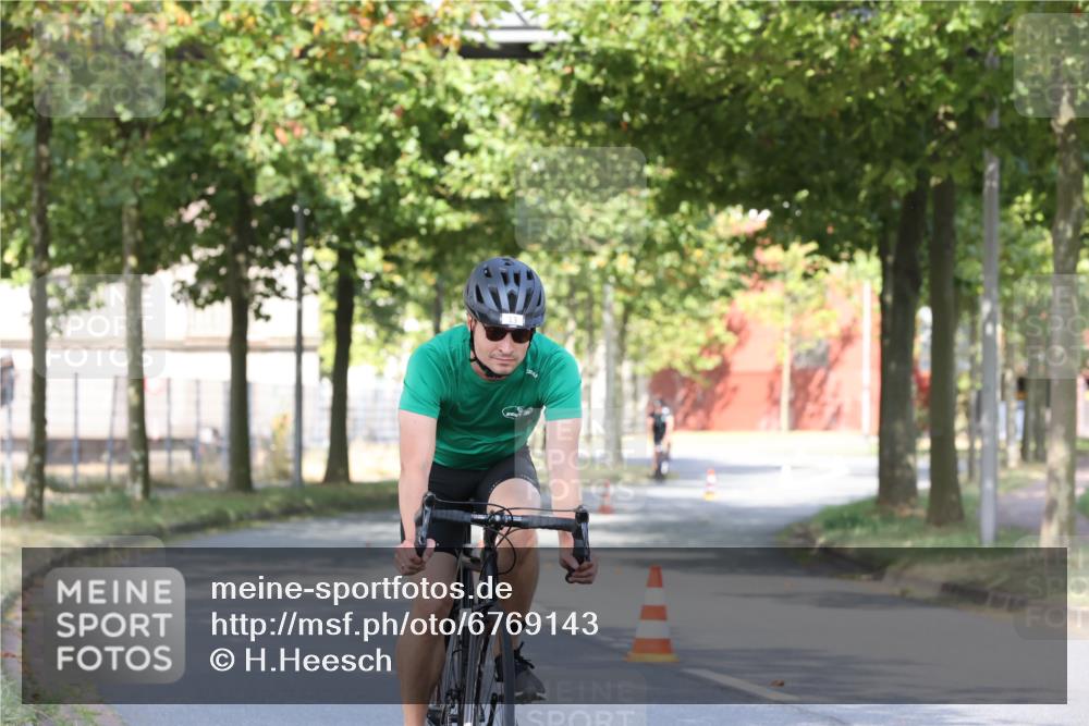11.08.2024 - GEWOBA Citytriathlon Bremen H.Heesch http://msf.ph/oto/6769143 11.08.2024 10:25:42 Radfahren 12, 13, 93, 111 meine-sportfotos.de