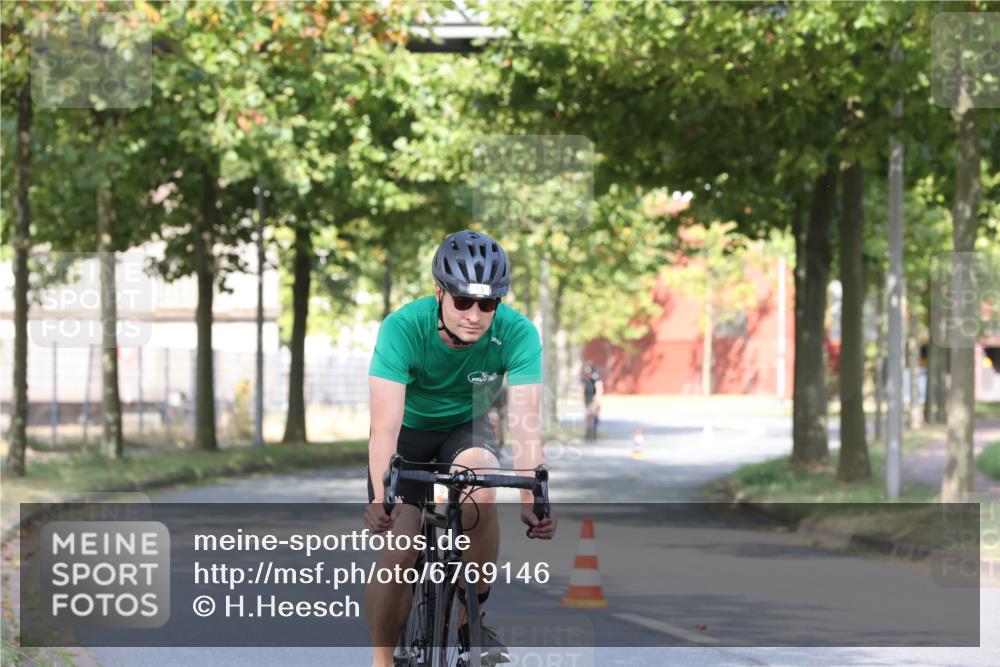 11.08.2024 - GEWOBA Citytriathlon Bremen H.Heesch http://msf.ph/oto/6769146 11.08.2024 10:25:42 Radfahren 12, 13, 93, 111 meine-sportfotos.de