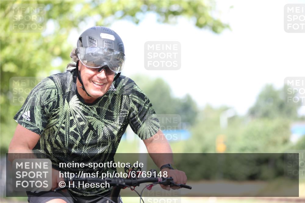 11.08.2024 - GEWOBA Citytriathlon Bremen H.Heesch http://msf.ph/oto/6769148 11.08.2024 10:42:09 Radfahren 5, 22, 75 meine-sportfotos.de