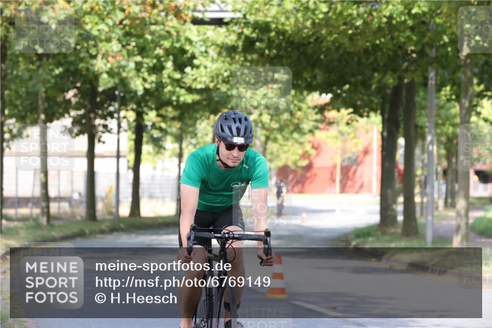 11.08.2024 - GEWOBA Citytriathlon Bremen H.Heesch http://msf.ph/oto/6769149 11.08.2024 10:25:42 Radfahren 12, 13, 93, 111 meine-sportfotos.de