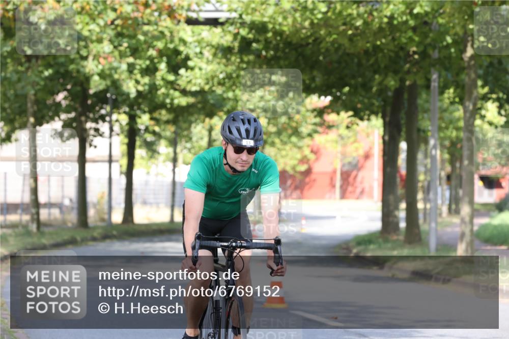 11.08.2024 - GEWOBA Citytriathlon Bremen H.Heesch http://msf.ph/oto/6769152 11.08.2024 10:25:42 Radfahren 12, 13, 93, 111 meine-sportfotos.de