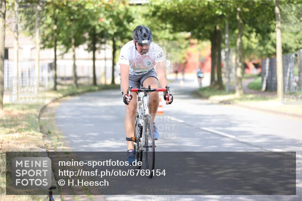 11.08.2024 - GEWOBA Citytriathlon Bremen H.Heesch http://msf.ph/oto/6769154 11.08.2024 10:42:20 Radfahren 22, 74, 106 meine-sportfotos.de