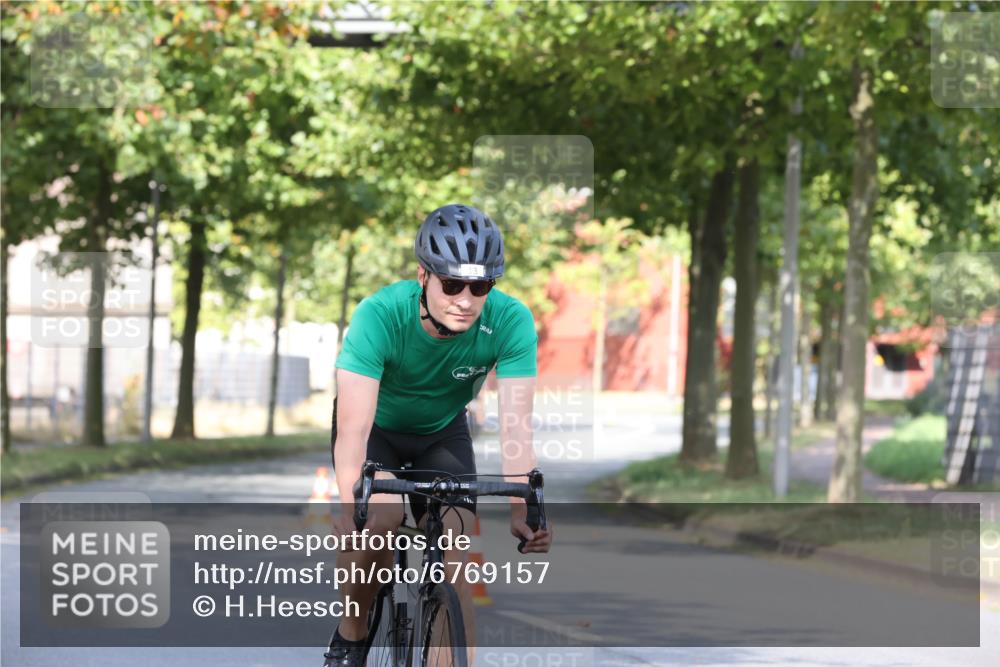11.08.2024 - GEWOBA Citytriathlon Bremen H.Heesch http://msf.ph/oto/6769157 11.08.2024 10:25:42 Radfahren 12, 13, 93, 111 meine-sportfotos.de