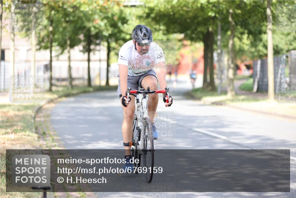 11.08.2024 - GEWOBA Citytriathlon Bremen H.Heesch http://msf.ph/oto/6769159 11.08.2024 10:42:20 Radfahren 22, 74, 106 meine-sportfotos.de