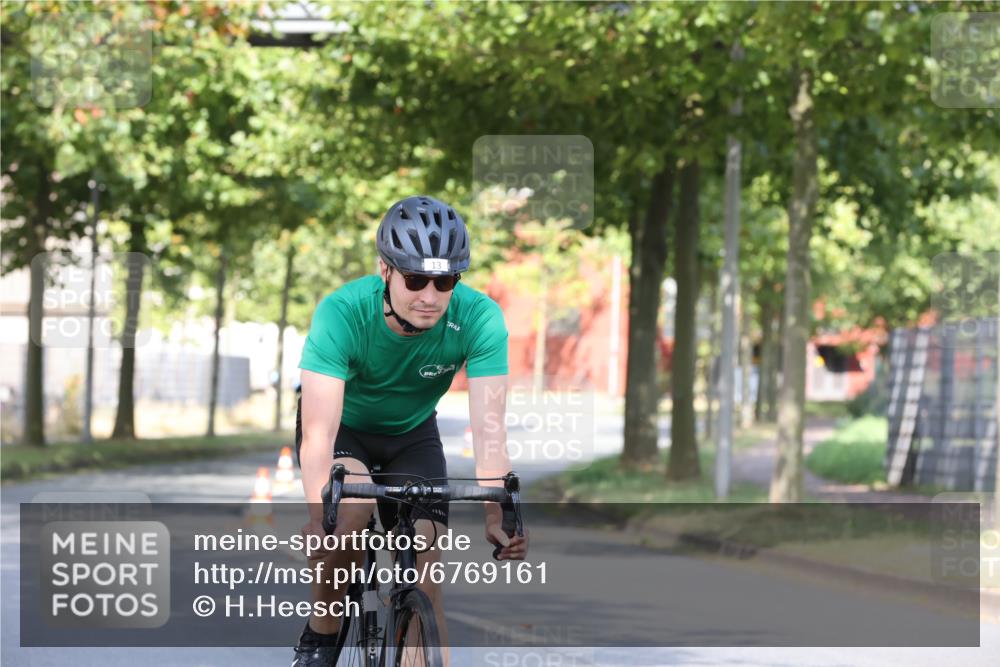 11.08.2024 - GEWOBA Citytriathlon Bremen H.Heesch http://msf.ph/oto/6769161 11.08.2024 10:25:42 Radfahren 12, 13, 93, 111 meine-sportfotos.de