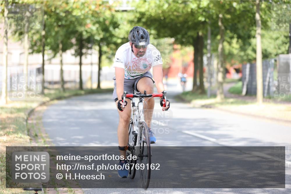 11.08.2024 - GEWOBA Citytriathlon Bremen H.Heesch http://msf.ph/oto/6769162 11.08.2024 10:42:20 Radfahren 22, 74, 106 meine-sportfotos.de