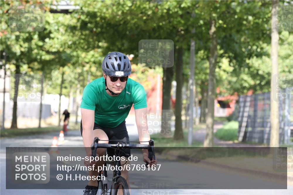 11.08.2024 - GEWOBA Citytriathlon Bremen H.Heesch http://msf.ph/oto/6769167 11.08.2024 10:25:42 Radfahren 12, 13, 93, 111 meine-sportfotos.de