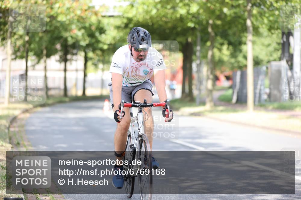 11.08.2024 - GEWOBA Citytriathlon Bremen H.Heesch http://msf.ph/oto/6769168 11.08.2024 10:42:20 Radfahren 22, 74, 106 meine-sportfotos.de