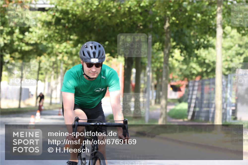 11.08.2024 - GEWOBA Citytriathlon Bremen H.Heesch http://msf.ph/oto/6769169 11.08.2024 10:25:42 Radfahren 12, 13, 93, 111 meine-sportfotos.de