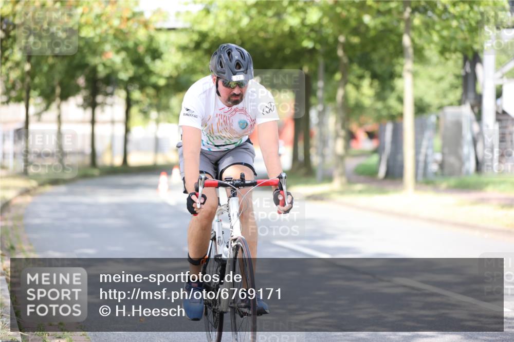 11.08.2024 - GEWOBA Citytriathlon Bremen H.Heesch http://msf.ph/oto/6769171 11.08.2024 10:42:20 Radfahren 22, 74, 106 meine-sportfotos.de