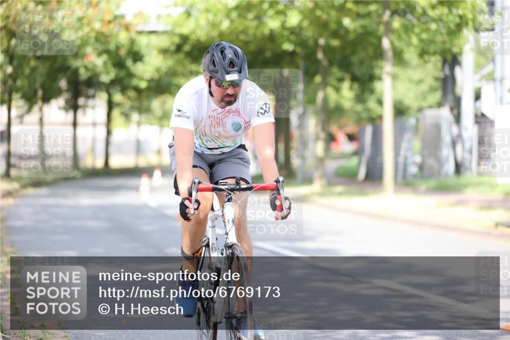 11.08.2024 - GEWOBA Citytriathlon Bremen H.Heesch http://msf.ph/oto/6769173 11.08.2024 10:42:20 Radfahren 22, 74, 106 meine-sportfotos.de