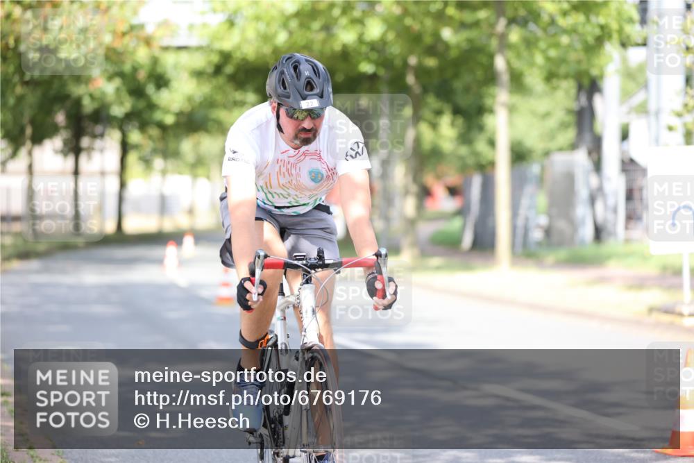 11.08.2024 - GEWOBA Citytriathlon Bremen H.Heesch http://msf.ph/oto/6769176 11.08.2024 10:42:20 Radfahren 22, 74, 106 meine-sportfotos.de