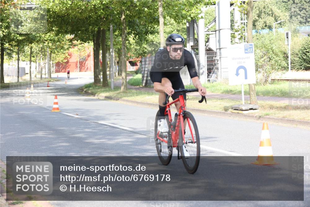 11.08.2024 - GEWOBA Citytriathlon Bremen H.Heesch http://msf.ph/oto/6769178 11.08.2024 10:25:49 Radfahren 12, 13, 54, 93, 111 meine-sportfotos.de
