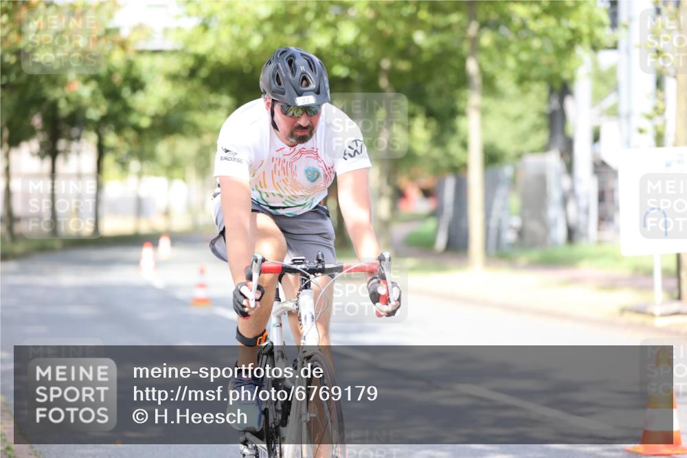 11.08.2024 - GEWOBA Citytriathlon Bremen H.Heesch http://msf.ph/oto/6769179 11.08.2024 10:42:20 Radfahren 22, 74, 106 meine-sportfotos.de