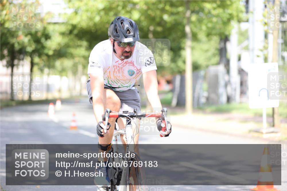 11.08.2024 - GEWOBA Citytriathlon Bremen H.Heesch http://msf.ph/oto/6769183 11.08.2024 10:42:21 Radfahren 22, 74, 106 meine-sportfotos.de