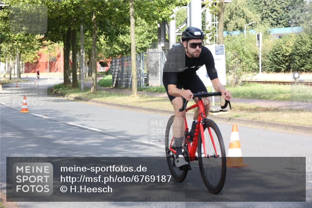 11.08.2024 - GEWOBA Citytriathlon Bremen H.Heesch http://msf.ph/oto/6769187 11.08.2024 10:25:49 Radfahren 12, 13, 54, 93, 111 meine-sportfotos.de